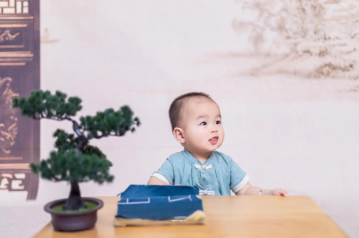 贵州怀孕肚子中间凹两边凸